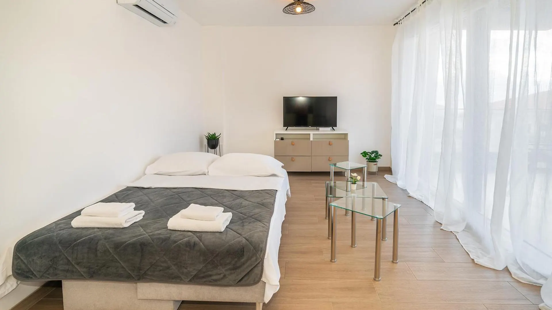 Poolside Apartments Anabella Baška